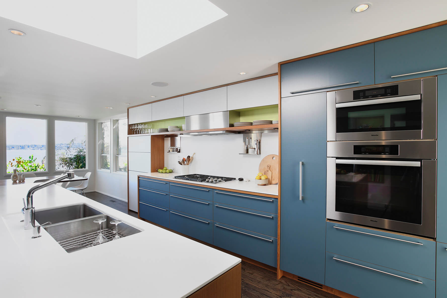 Дизайн кухни встроенной техникой. Голубая кухня в стиле Модерн. Голубая кухня современная. Серо голубая кухня. Кухня со встроенной техникой.